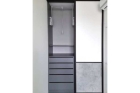 Шкаф-купе в узкий коридор с выкатными ящиками и лифтом для одежды 